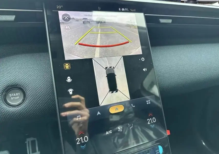 Écran tactile central affichant la caméra de recul et la vue 360 dans l'habitacle du Citroën C5 Aircross gris platinium.