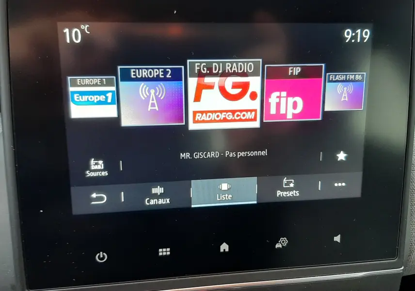 Écran tactile central de la Renault Clio V gris schiste affichant les stations radio numériques avec interface moderne.