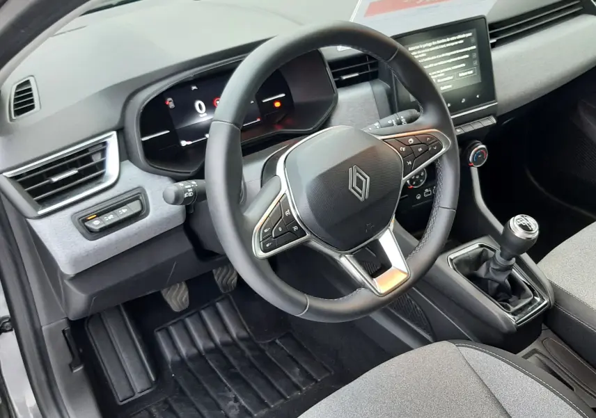 Intérieur de la Renault Clio V TCE 90CH Evolution 2025, vue côté conducteur, volant multifonction et levier de vitesse manuel.