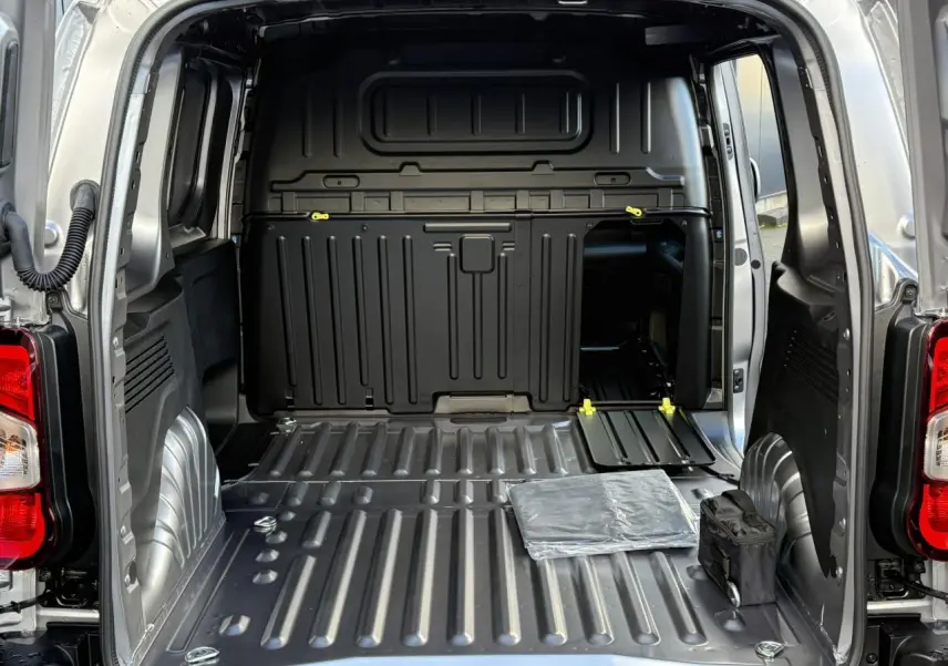 Vue arrière ouverte du Citroën Berlingo gris Artense montrant l'espace de chargement tôlé et compartiment de cabine Extenso.