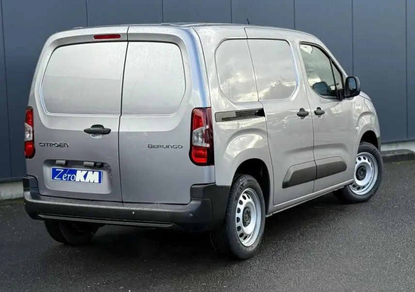 Vue 3/4 arrière droite d'un Citroën Berlingo gris Artense avec portes arrière battantes et jantes tôles 16 pouces.