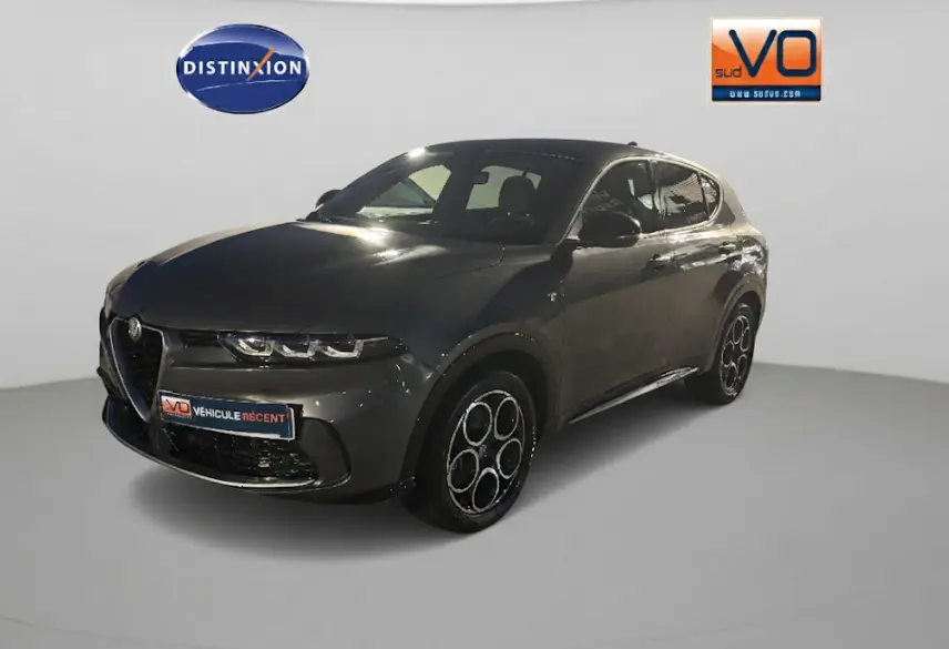 Vue 3/4 avant d'une Alfa Romeo Tonale gris foncé 2023 avec jantes alliage 18 pouces et calandre caractéristique.