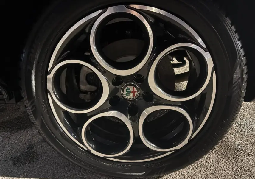 Gros plan sur la jante alliage noire et argentée de 18 pouces de l'Alfa Romeo Tonale gris 2023.