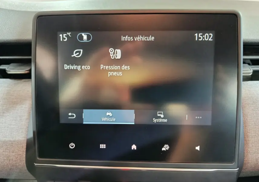 Écran tactile central de la Renault Clio noir affichant les infos véhicule sur la pression des pneus et mode eco.
