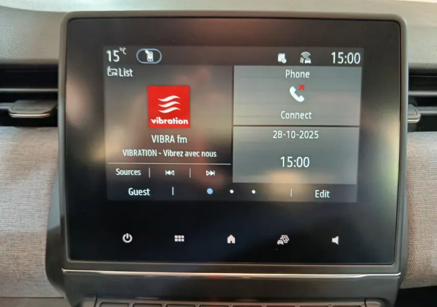 Écran tactile central de la Renault Clio noire 2025 affichant la radio VIBRA fm et les options connectées.