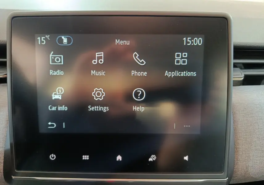 Écran tactile central de la Renault Clio noir affichant le menu principal avec options radio, musique, téléphone et applications.