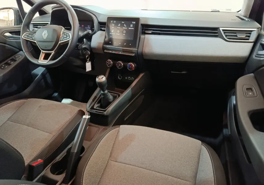 Vue intérieure avant de la Renault Clio Evolution Blue dCi 100 2025, tableau de bord avec écran tactile et volant multifonctions.