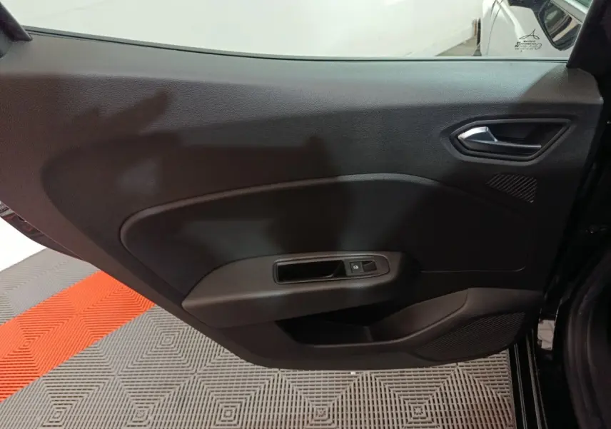 Vue intérieure de la porte arrière droite noire de la Renault Clio Evolution Blue dCi 100, avec poignée et commande de fenêtre.