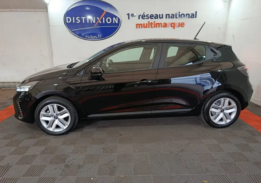 Profil droit d'une Renault Clio noire 2025 Evolution Blue dCi 100, avec jantes alliage et feux LED visibles.