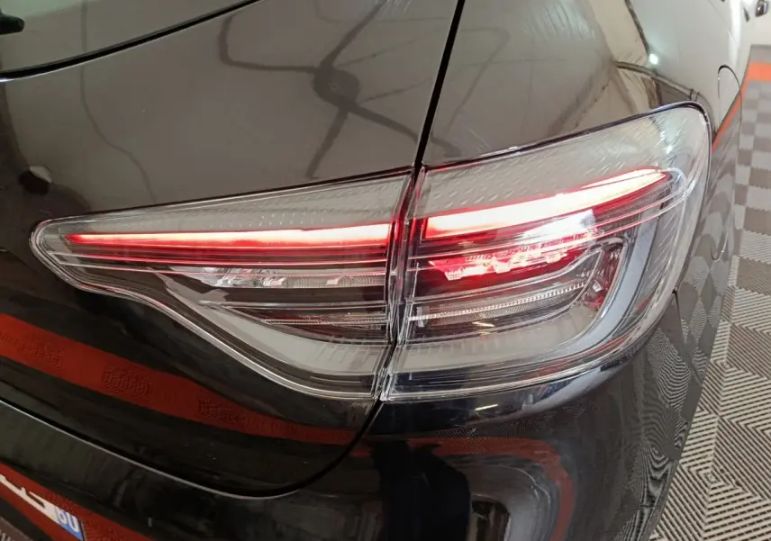 Feu arrière droit allumé sur Renault Clio noir Evolution Blue dCi 100, vue rapprochée du coin arrière droit.