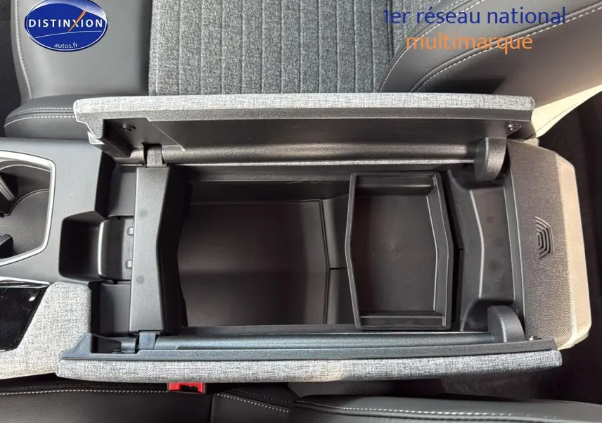 Vue plongeante sur l'accoudoir central gris titane ouvert du Peugeot 3008 1.2 hybrid 145 allure 2024.