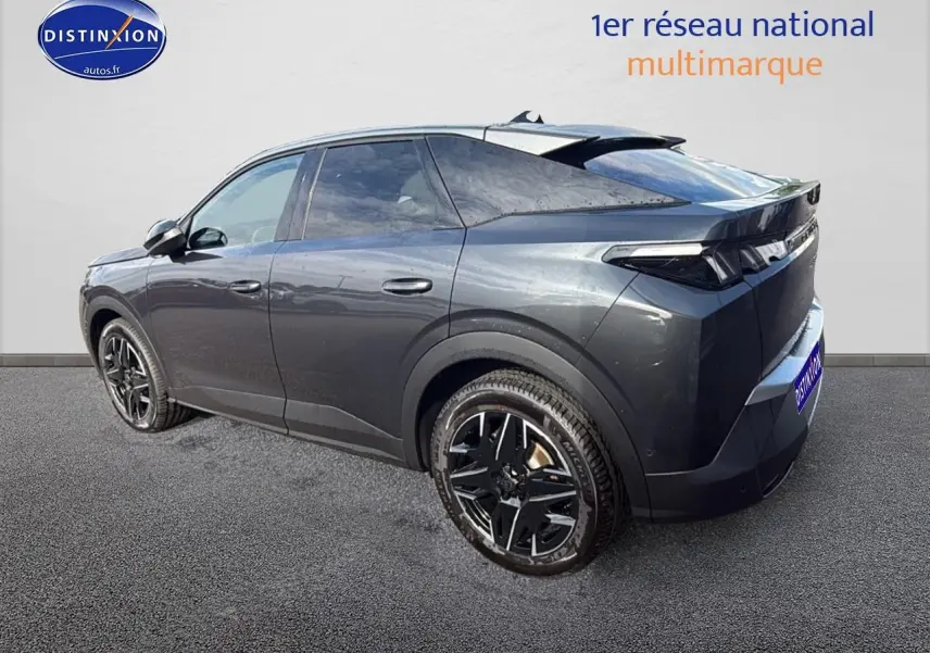 Vue 3/4 arrière droite du Peugeot 3008 gris titane 2024 avec jantes alu noires et feux arrière LED distinctifs.