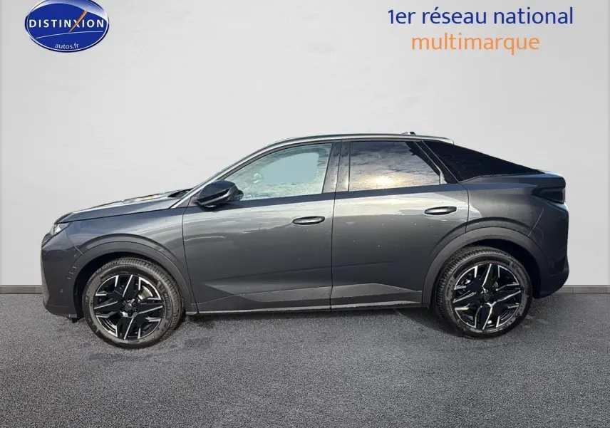 Peugeot 3008 gris titane en profil droit, soulignant ses jantes alu noires et lignes modernes.