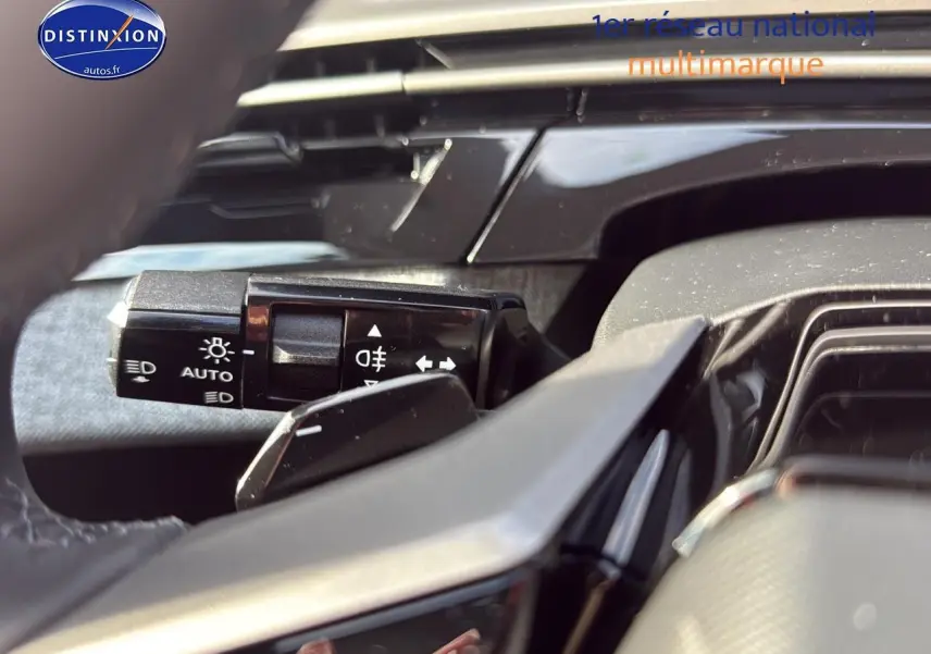 Gros plan sur la commande des phares et clignotants du Peugeot 3008 gris titane, côté gauche du volant.