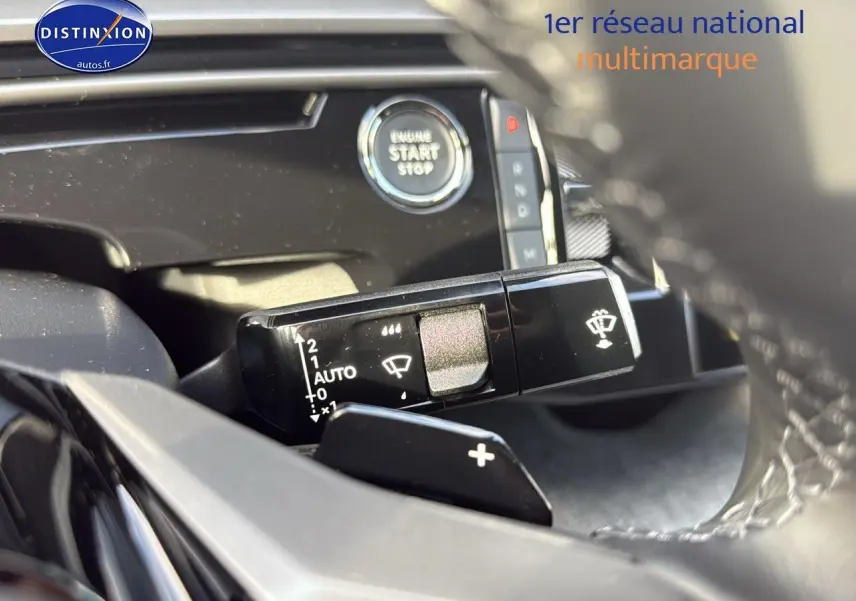 Gros plan sur la commande d’essuie-glace et le bouton start/stop du tableau de bord intérieur du Peugeot 3008 gris titane.