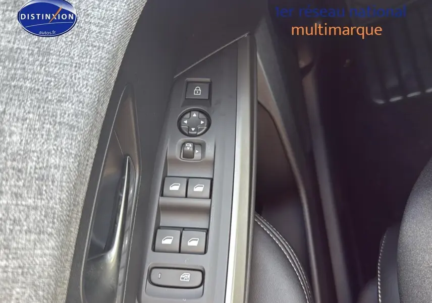 Vue rapprochée du panneau de commandes des vitres côté conducteur du Peugeot 3008 gris titane, avec boutons de verrouillage et réglage des rétroviseurs.