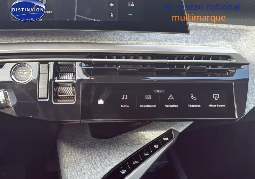 Vue rapprochée de la console centrale du Peugeot 3008 gris titane, avec écran tactile et commandes digitales.