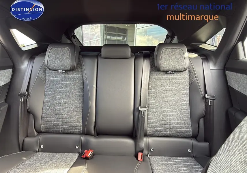 Vue arrière des sièges arrière en tissu gris et cuir noir du Peugeot 3008 1.2 hybrid 145 allure e-dcs6 2024.