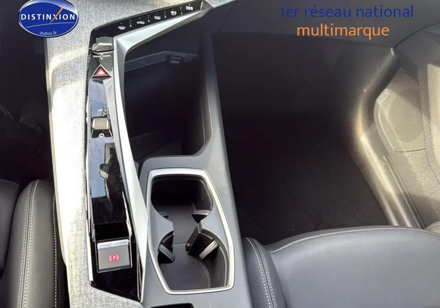 Vue intérieure centrée sur la console centrale et accoudoir du Peugeot 3008 gris titane, finition 2024 allure e-dcs6.