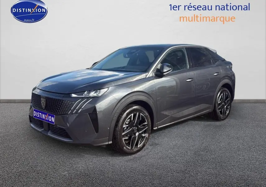 Peugeot 3008 gris titane en 3/4 avant droit, avec jantes alu noires et calandre distinctive.