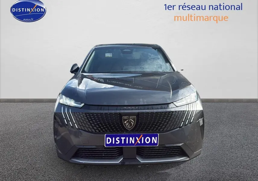 Vue avant du Peugeot 3008 gris titane 2024 avec calandre noire et phares LED distinctifs.