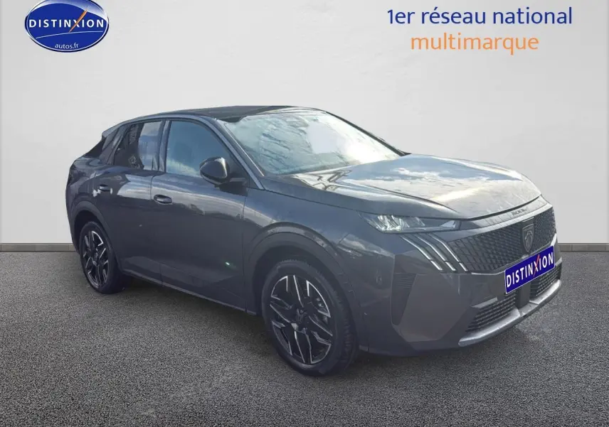 Peugeot 3008 gris titane en vue 3/4 avant droit, avec jantes alliage et calandre distinctive.