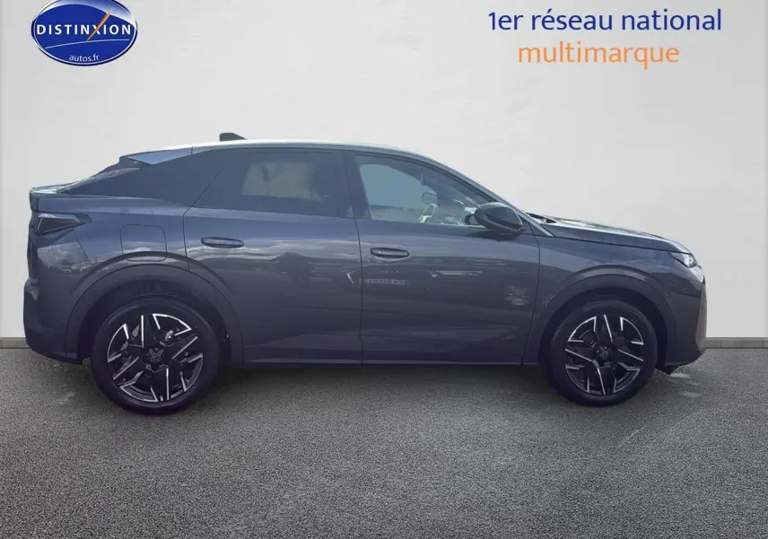 Profil côté gauche du Peugeot 3008 gris titane 2024 avec jantes alliage et vitres surteintées.