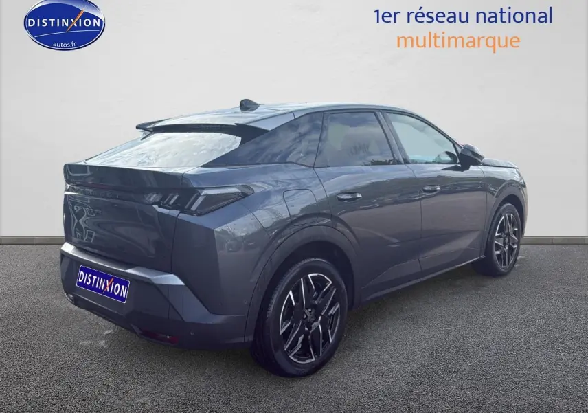Peugeot 3008 gris titane en 3/4 arrière droit, avec jantes alliage noires et feux arrière LED distinctifs.