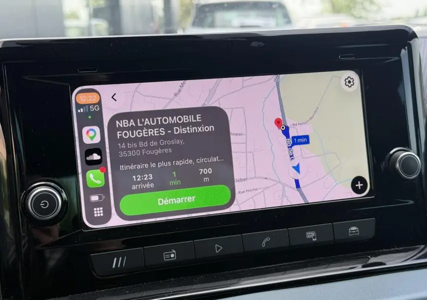 Écran tactile central du tableau de bord de la SEAT Arona 2025 affichant la navigation avec itinéraire actif.
