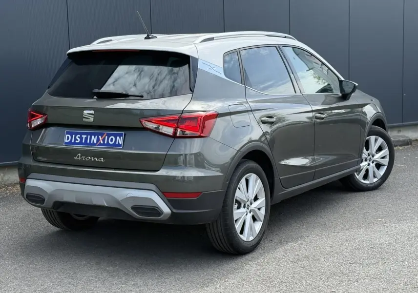 SEAT Arona gris Cliff en 3/4 arrière droit, avec feux arrière LED et jantes alliage 17 pouces visibles.