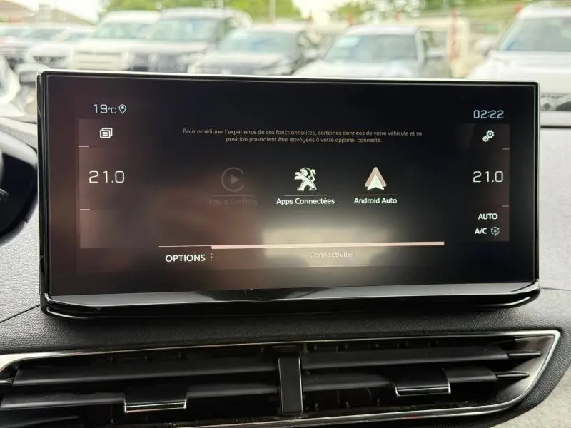 Écran tactile central du Peugeot 3008 2024 affichant les options de connectivité avec Apple CarPlay et Android Auto.
