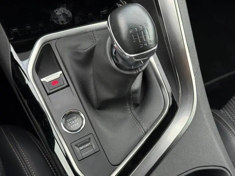 Gros plan sur la commande de boîte manuelle et le bouton start/stop du Peugeot 3008 Gris Platinium 2024, version GT.