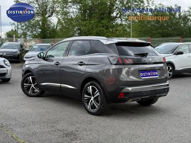 Peugeot 3008 Gris Platinium vue 3/4 arrière droit, SUV compact avec feux arrière à griffes distinctifs.
