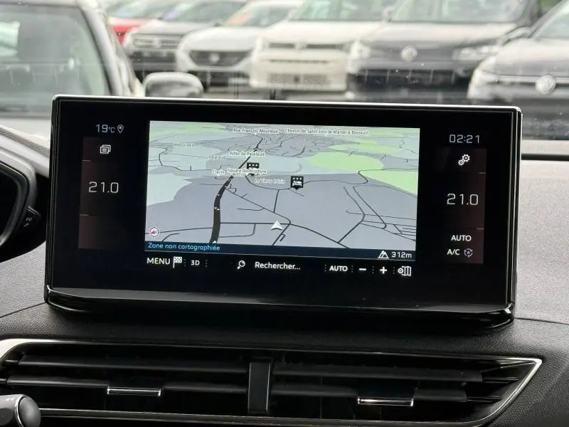 Écran tactile central du Peugeot 3008 2024 affichant la navigation, avec commandes climatisation visibles en bas.