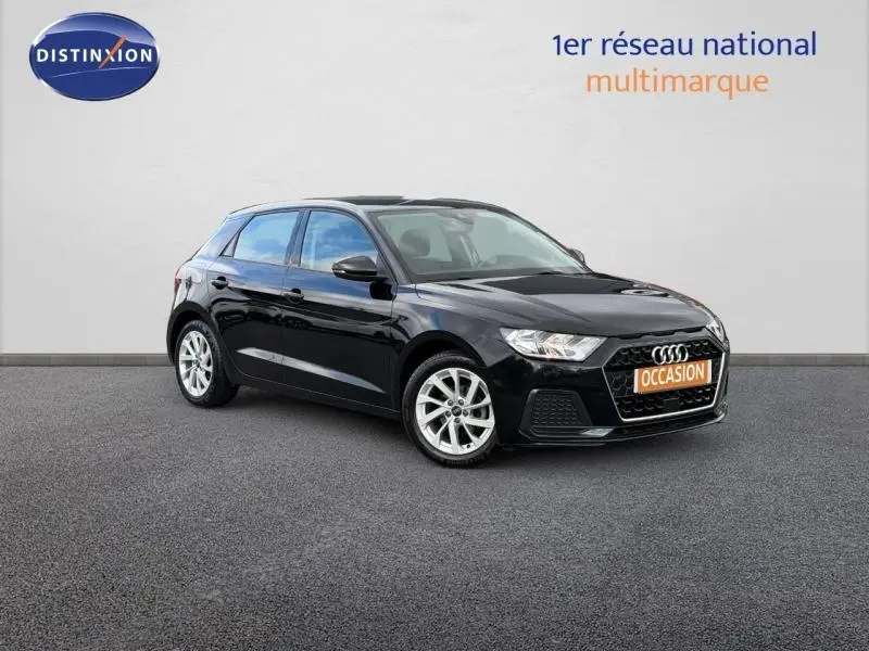 Audi A1 Sportback 25 TFSI noir Mythic métallisé en 3/4 avant droit avec jantes argentées et calandre hexagonale distinctive.