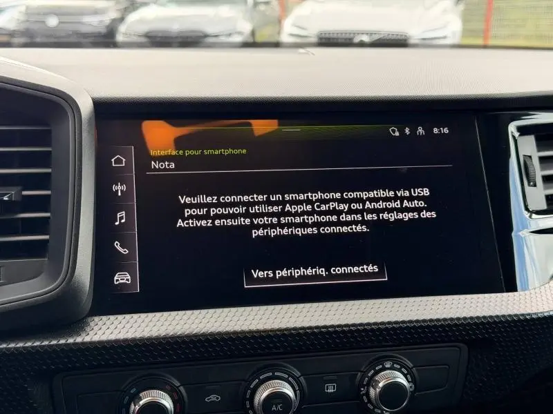 Écran tactile central de l'Audi A1 Sportback 25 TFSI 2023 affichant l'interface smartphone, avec tableau de bord noir.