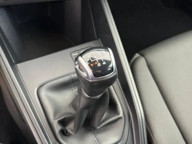 Gros plan sur le levier de vitesses manuel noir de l'Audi A1 Sportback 25 TFSI 95ch Advanced 2023.