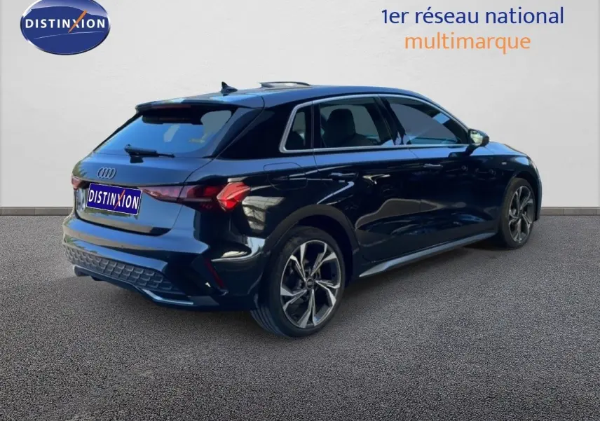 Audi A3 Sportback noir mito metal en 3/4 arrière droit, mettant en valeur ses jantes et lignes dynamiques S-Line.