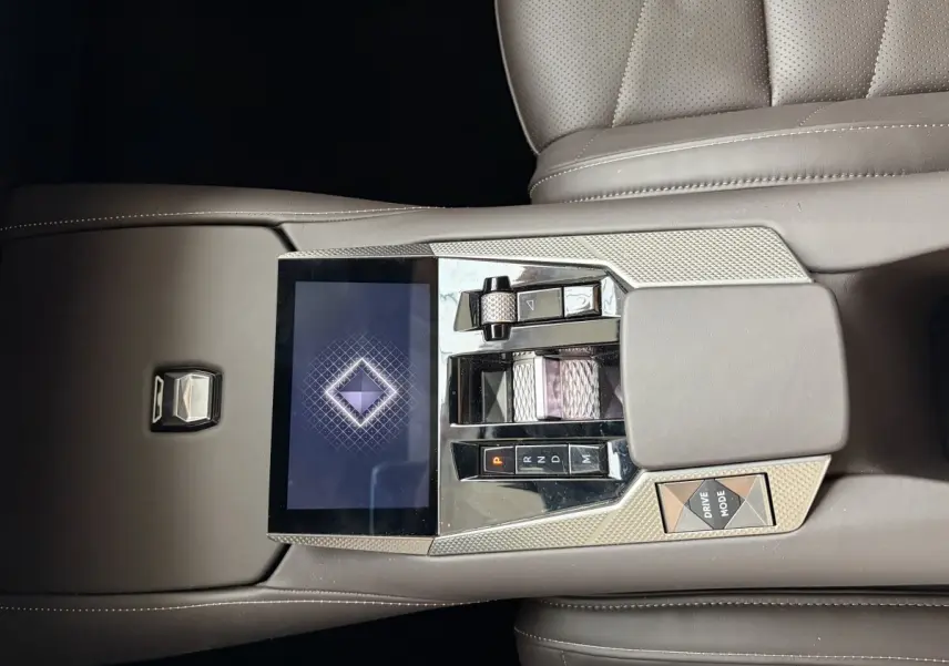 Gros plan sur la console centrale en cuir beige du DS4 2024 avec écran tactile et commandes de boîte automatique.
