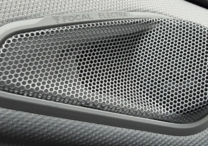 Gros plan sur le haut-parleur Focal Electra intégré dans l'habitacle du DS4 2024, finition Nappa blanc.