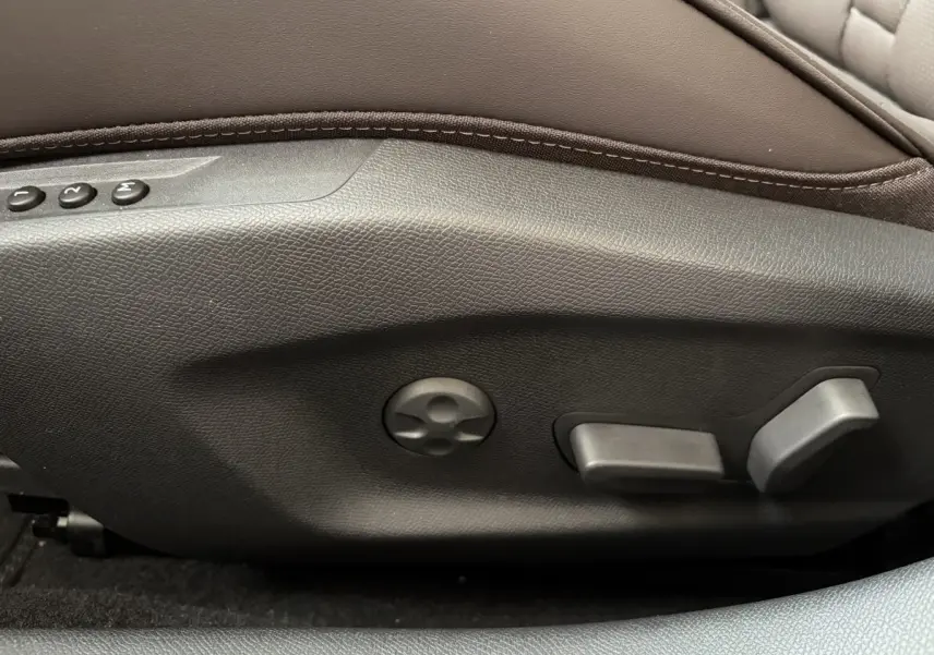 Détail des commandes de réglage électrique du siège en cuir marron du DS4 Blanc, version BlueHDi 130 Etoile Nappa Auto.