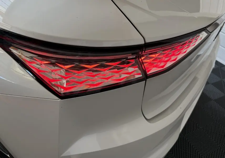 Gros plan sur le feu arrière droit rouge du DS4 blanc 2024, soulignant son design géométrique et moderne.