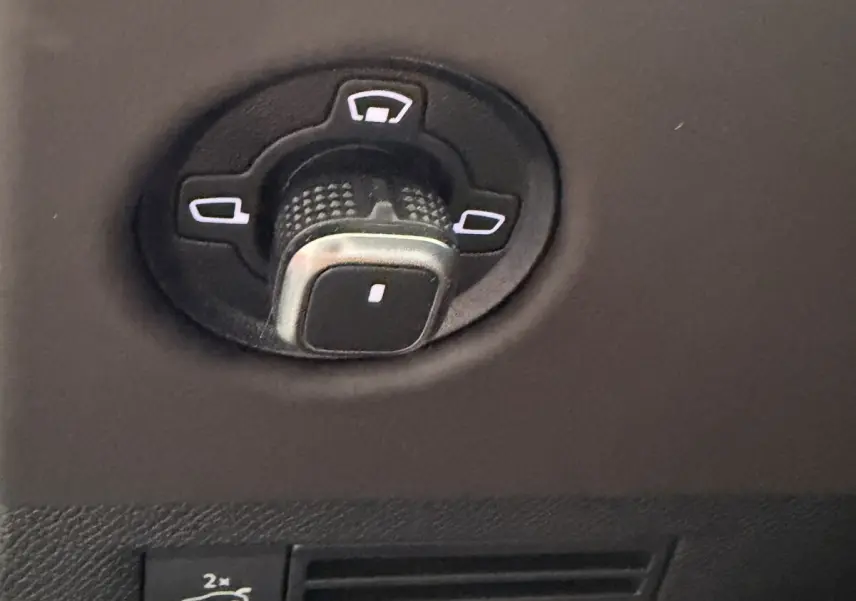 Gros plan sur la commande de réglage des rétroviseurs dans l’habitacle du DS4 blanc 2024, version BlueHDi 130 Etoile Nappa Auto.