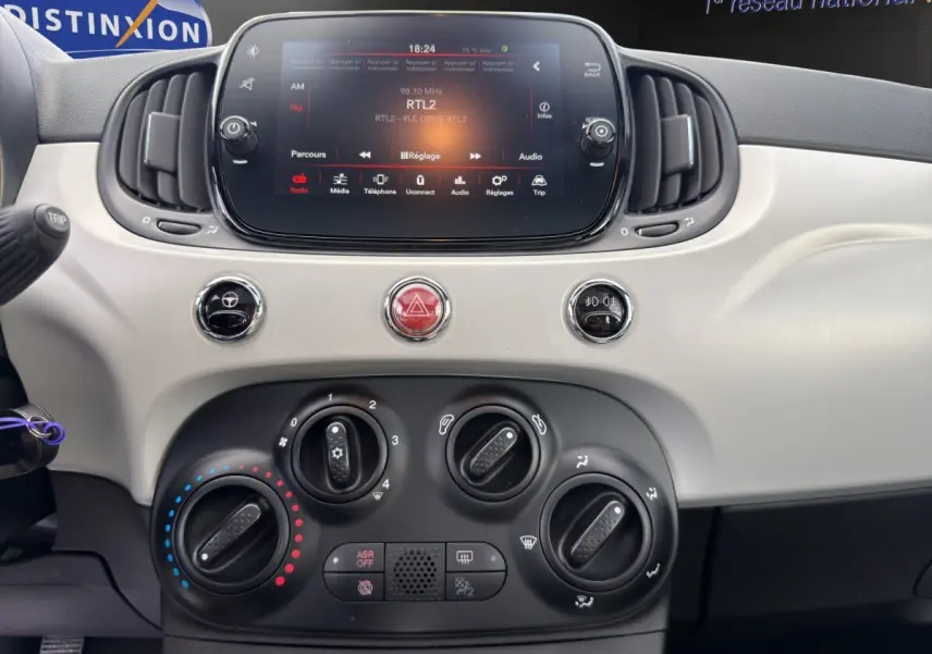 Tableau de bord de Fiat 500 1.0 70ch BSG Star 2020, vue frontale sur commandes climatisation et écran tactile.