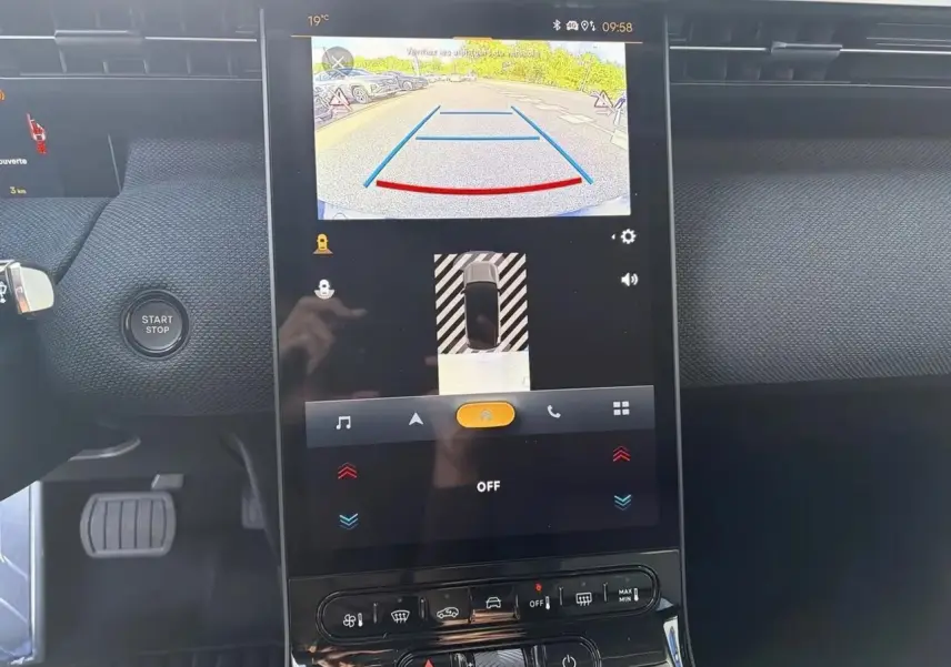 Vue rapprochée de l’écran tactile central du Citroën C5 Aircross hybride montrant la caméra de recul en fonctionnement.