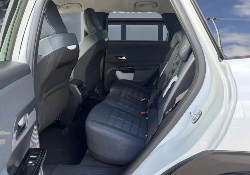 Vue intérieure côté droit des sièges arrière en tissu bleu du Citroën C5 Aircross blanc 2026.