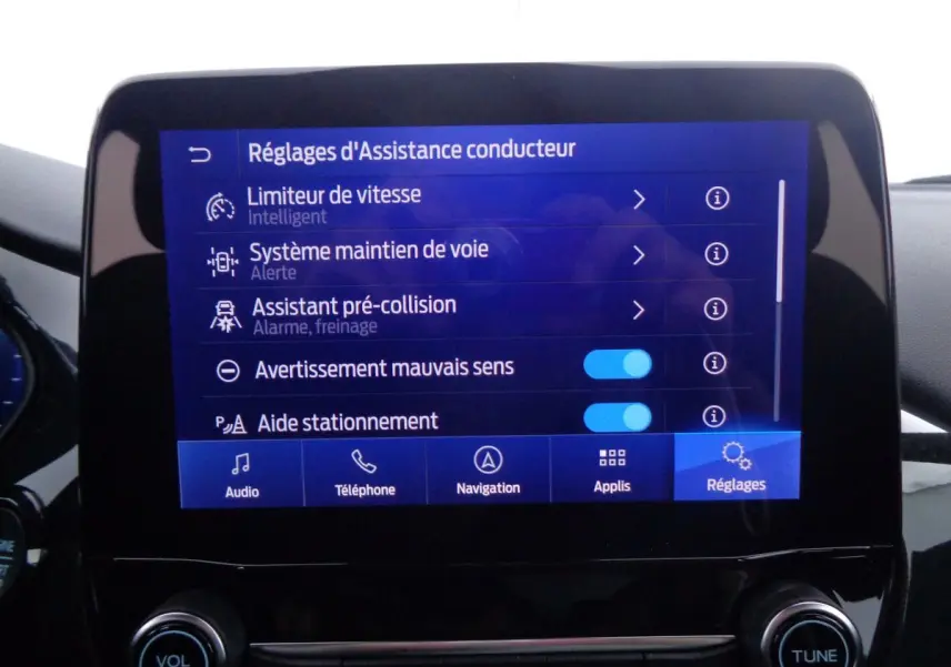 Écran tactile du tableau de bord du Ford Puma 2022 affichant les réglages d’assistance conducteur en mode nuit.