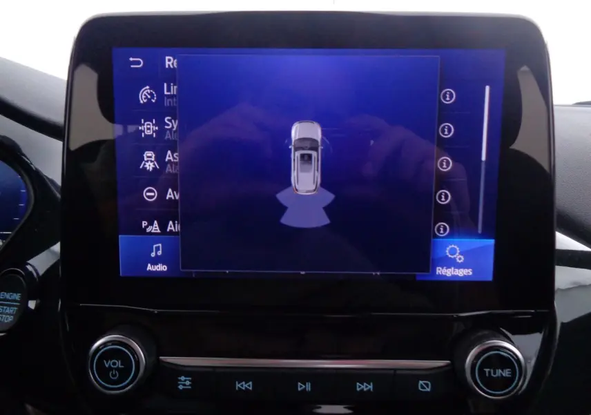 Écran tactile central du Ford Puma 2022 montrant l'assistance au stationnement avec commandes audio en dessous.