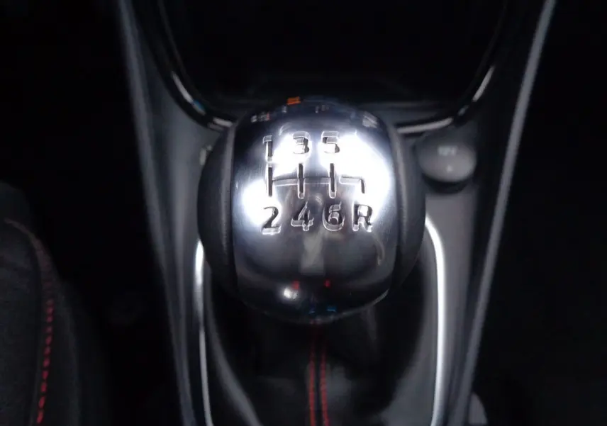 Le levier de vitesses manuel en métal brossé du Ford Puma 1.0 EcoBoost MHEV 125ch ST-Line blanc, vue rapprochée intérieure.