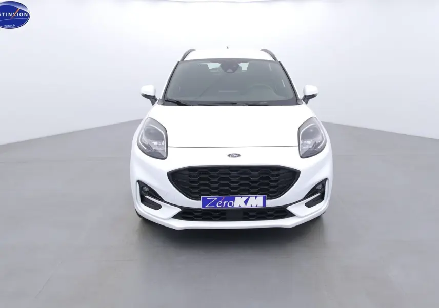 Vue frontale d'un Ford Puma blanc 2022 avec calandre noire et plaque "Zero KM" visible.